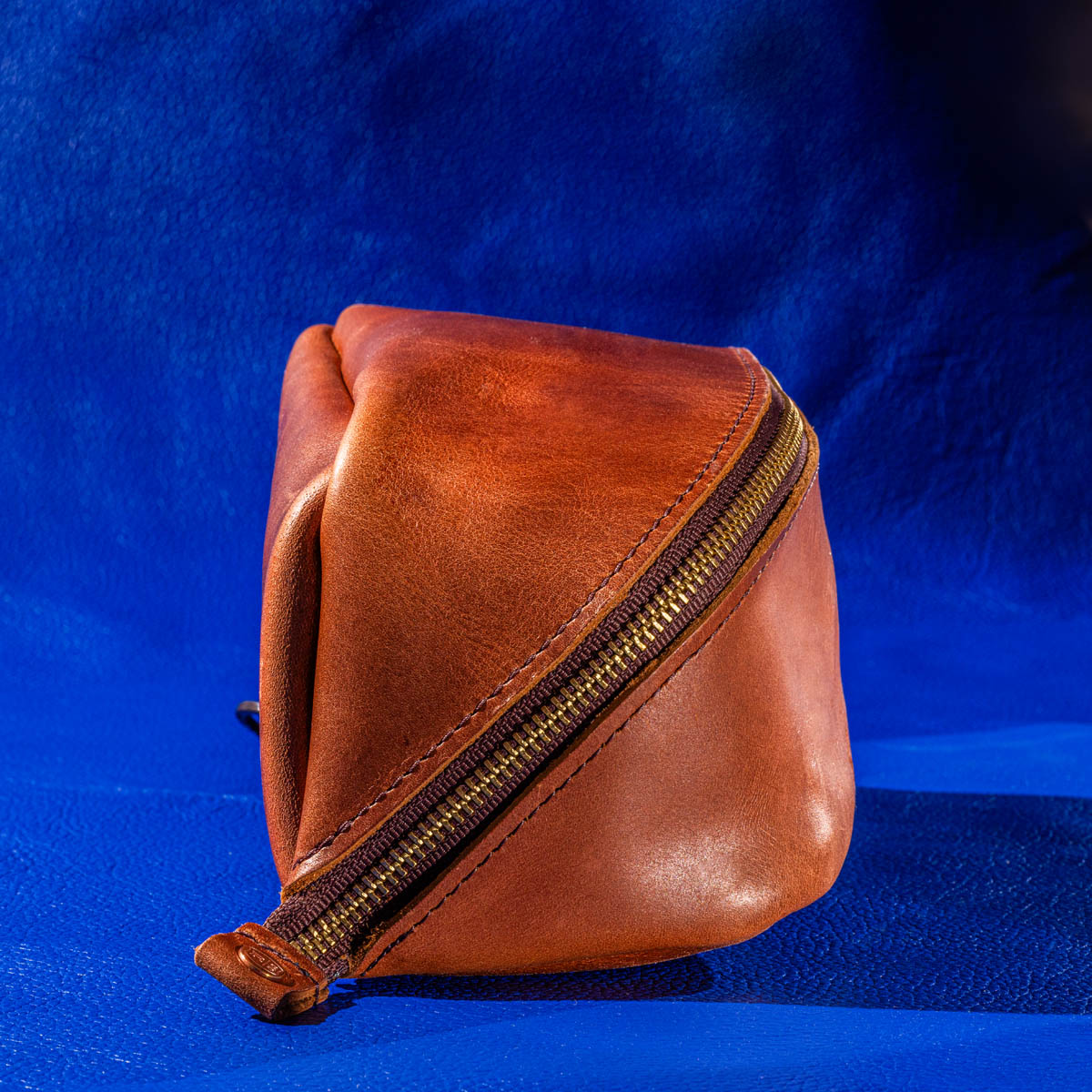 Premium Vector  Realistic vintage travel bag. leather brown